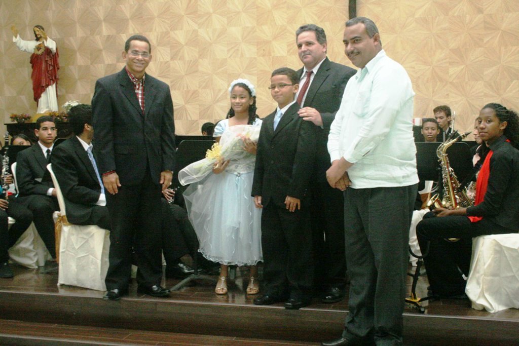 El senador José Rafael Vargas y el síndico de Gaspar Hernández Mateo Arias entregan un arreglo floral al director de la orquesta Andrés Vidal